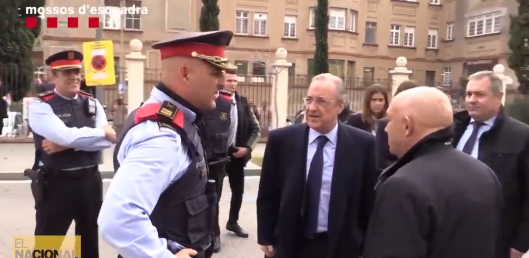 Florentino Pérez conversa con un mosso a horas del encuentro entre Barcelona y Real Madrid Florentino Pérez conversa con un mosso a horas del encuentro entre Barcelona y Real Madrid