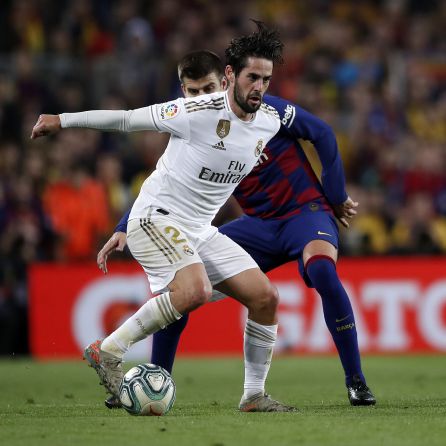 Isco fue la apuesta de Zidane y sirvió para que el equipo blanco dominara el centro del campo. En el comienzo del partido sorprendió con un gran taconazo que acabó con un disparo de Benzema. Isco fue la apuesta de Zidane y sirvió para que el equipo blanco dominara el centro del campo. En el comienzo del partido sorprendió con un gran taconazo que acabó con un disparo de Benzema.