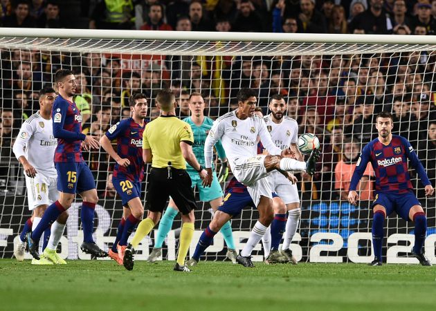 La polémica apareció en el Clásico durante la primera parte. Iturralde González vio dos penaltis claros a Varane. El primero se lo hizo Lenglet y el segundo, Rakitic. La polémica apareció en el Clásico durante la primera parte. Iturralde González vio dos penaltis claros a Varane. El primero se lo hizo Lenglet y el segundo, Rakitic.