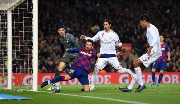 Leo Messi, en una de las pocas ocasiones que tuvo durante el partido ante el Real Madrid. El argentino no pudo marcar y lo mejor fue un centro que proporcionó a Jordi Alba para dejarle solo delante del marco de Courtois. Leo Messi, en una de las pocas ocasiones que tuvo durante el partido ante el Real Madrid. El argentino no pudo marcar y lo mejor fue un centro que proporcionó a Jordi Alba para dejarle solo delante del marco de Courtois.