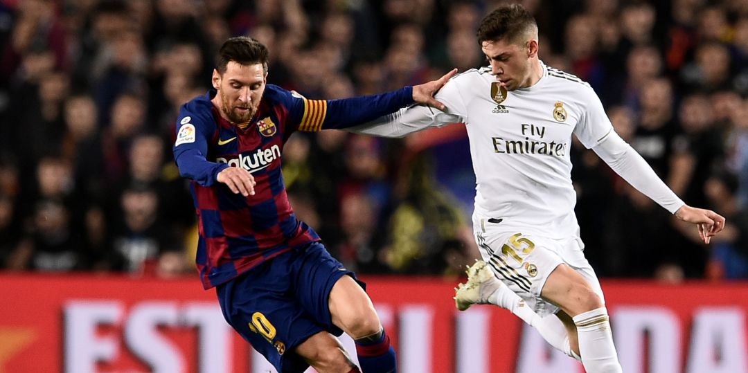 Messi y Valverde pugnan por llevarse la pelota Messi y Valverde pugnan por llevarse la pelota