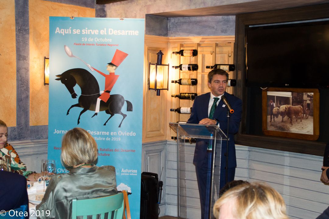Álvarez Almeida durante la presentación del Menú del Desarme en Madrid Álvarez Almeida durante la presentación del Menú del Desarme en Madrid