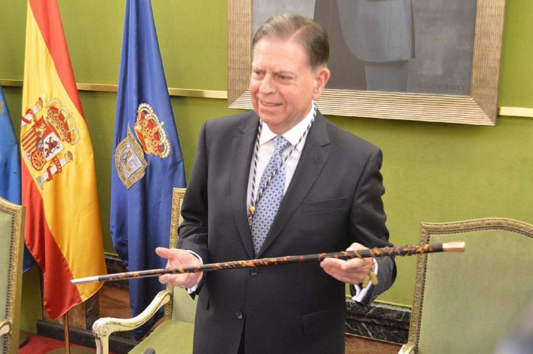 Alfredo Canteli coge el bastón de mando de la ciudad como alcalde. Alfredo Canteli coge el bastón de mando de la ciudad como alcalde.