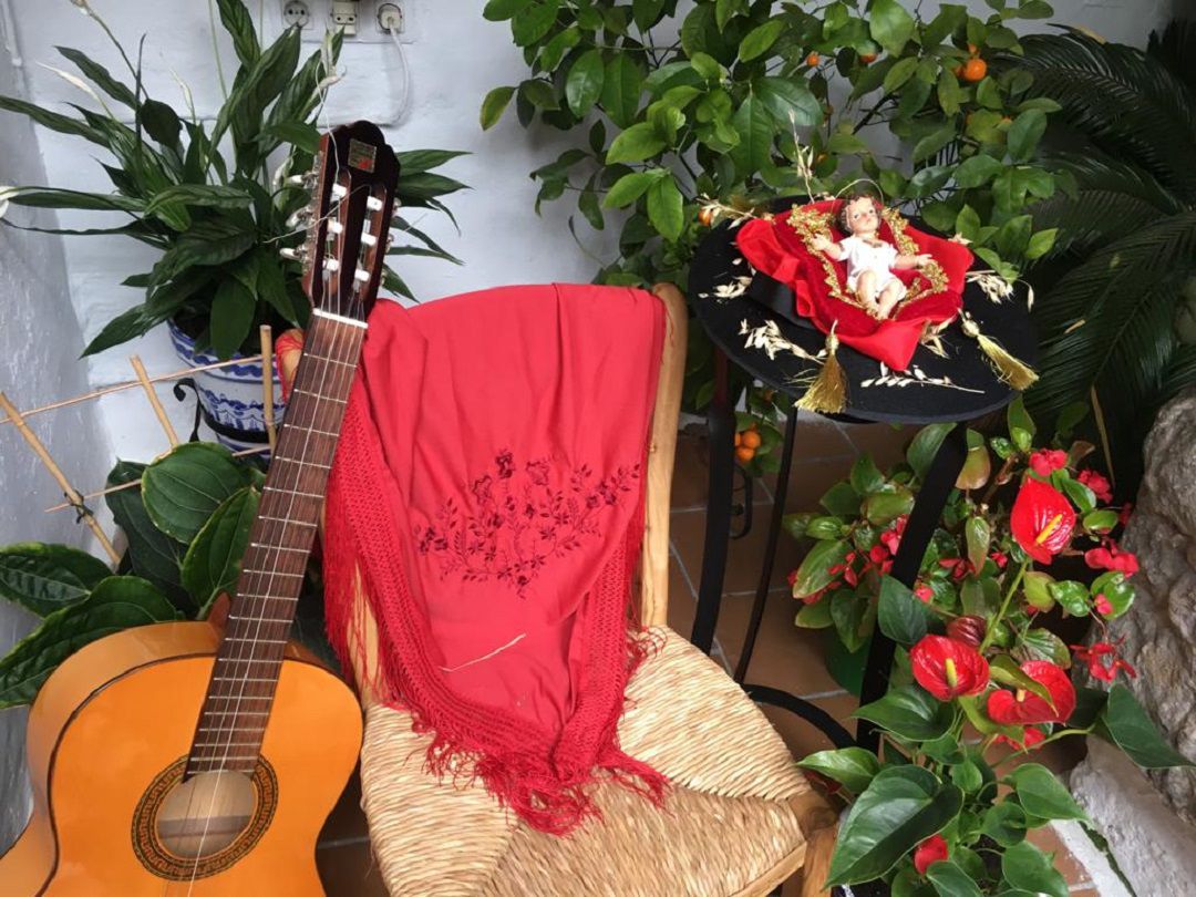 Detalle de la decoración de un patio de Córdoba en Navidad Detalle de la decoración de un patio de Córdoba en Navidad