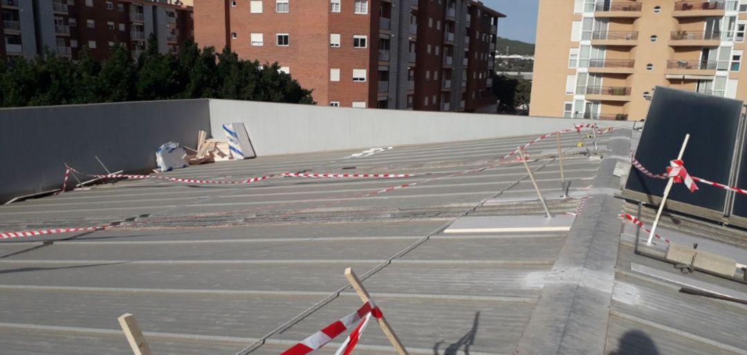 Imagen de los trabajos de mejora en el pabellón Imagen de los trabajos de mejora en el pabellón