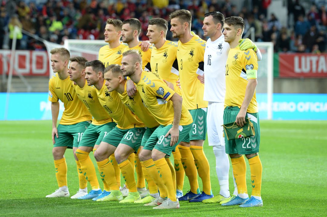 La selección lituana de fútbol, justo antes de su partido frente a Portugal. La selección lituana de fútbol, justo antes de su partido frente a Portugal.