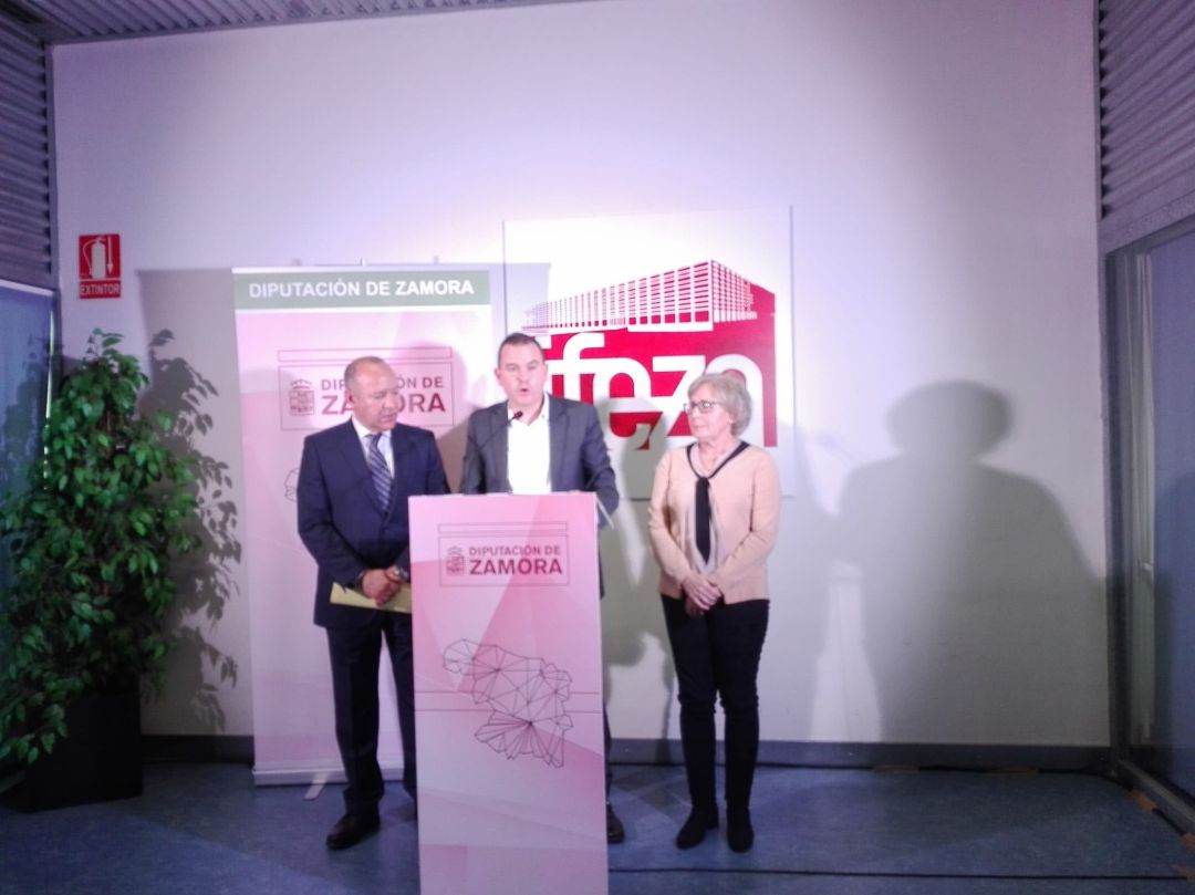 El presidente de la Diputación Provincial,. Francisco Requejo, junto al vicepresidente José María Barrios y la presidenta del Consejo Provincial de Alcaldes, Maribel Escribano El presidente de la Diputación Provincial,. Francisco Requejo, junto al vicepresidente José María Barrios y la presidenta del Consejo Provincial de Alcaldes, Maribel Escribano