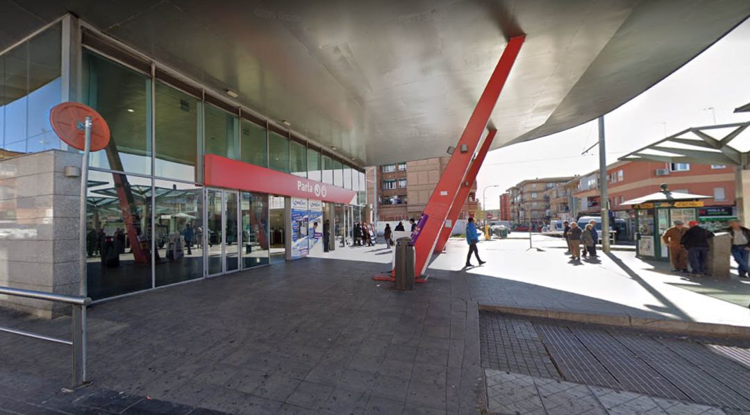 La estación de Parla se ha quedado pequeña para un municipio de más de cien mil habitantes. La estación de Parla se ha quedado pequeña para un municipio de más de cien mil habitantes.