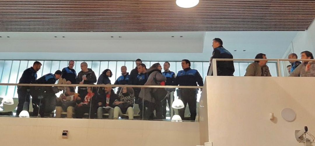 La Policía ha obligado a los trabajadores a desalojar el salón de Plenos La Policía ha obligado a los trabajadores a desalojar el salón de Plenos