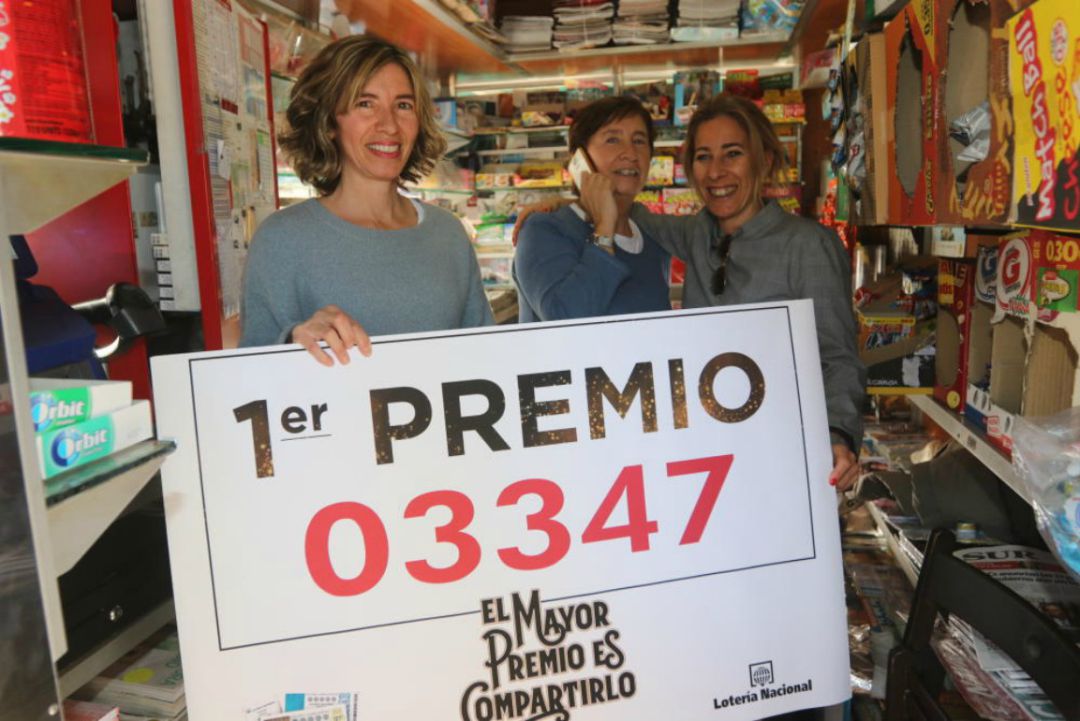 Las tres hermanas Pinazo, celebrando el premio en su quiosco de El Limonar, en Málaga, el año pasado Las tres hermanas Pinazo, celebrando el premio en su quiosco de El Limonar, en Málaga, el año pasado