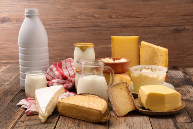El ser humano empezó a fermentar leche para elaborar quesos y yogures hace unos 6.000 años. El ser humano empezó a fermentar leche para elaborar quesos y yogures hace unos 6.000 años.