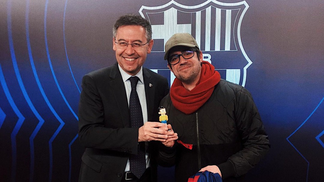 El youtuber Auronplay y Bartomeu se 'reconcilian' con un muñeco de Nobita