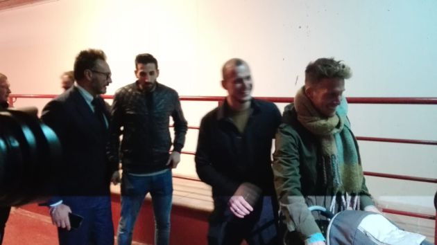Zozulya llega a la rueda de prensa acompañado de algunos de sus compañeros Zozulya llega a la rueda de prensa acompañado de algunos de sus compañeros