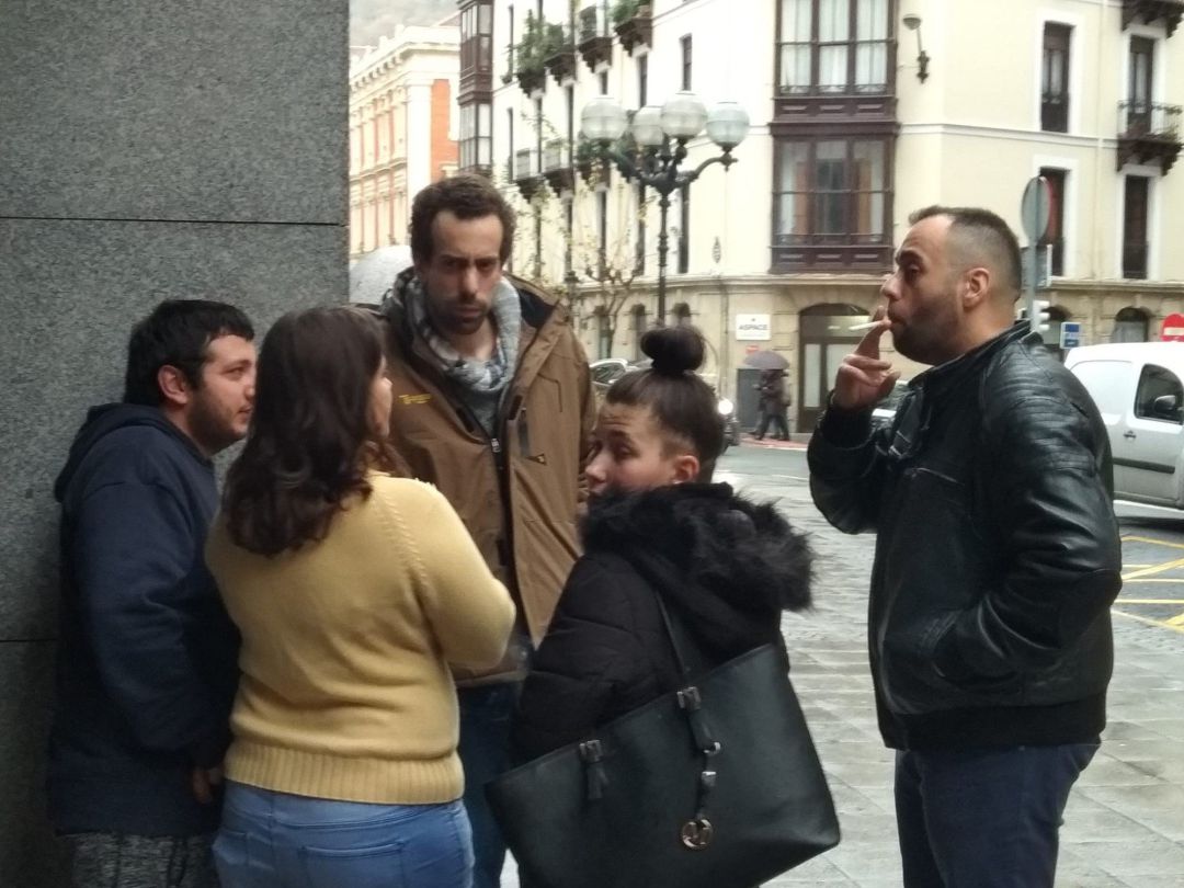 El padre y la hermana de la niña asesinada presuntamente por su madre en Bilbao el pasado mes de enero durante un receso del juicio.
El padre y la hermana de la niña asesinada presuntamente por su madre en Bilbao el pasado mes de enero durante un receso del juicio.
