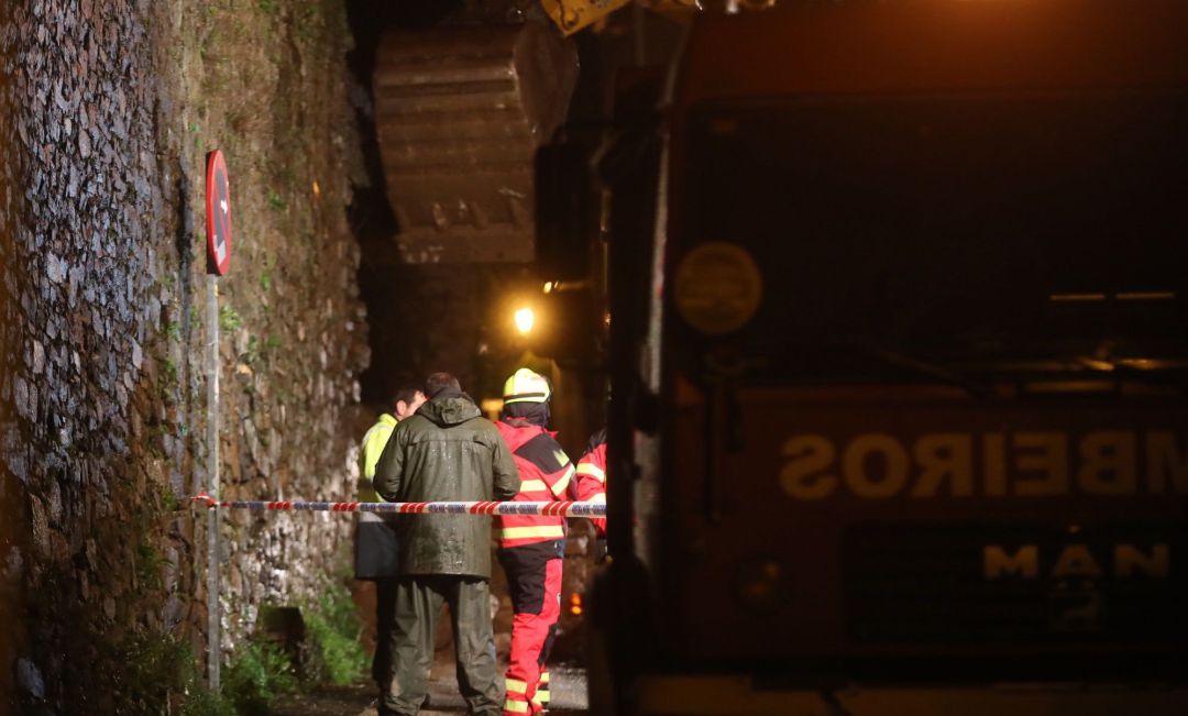 Fallece un octogenario por la caída de un muro en Santiago Fallece un octogenario por la caída de un muro en Santiago