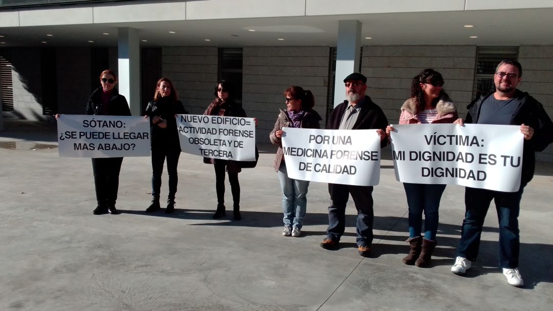 Imagen de una de las protestas de los forenses denunciando su ubicación en los juzgados de Ibiza Imagen de una de las protestas de los forenses denunciando su ubicación en los juzgados de Ibiza