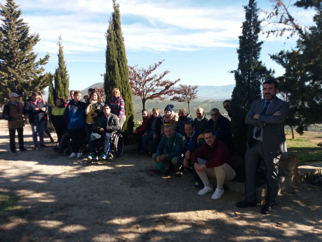 Participantes en la jornada de reforestación, con representantes de entidades y miembros de ADIJ Jódar Participantes en la jornada de reforestación, con representantes de entidades y miembros de ADIJ Jódar