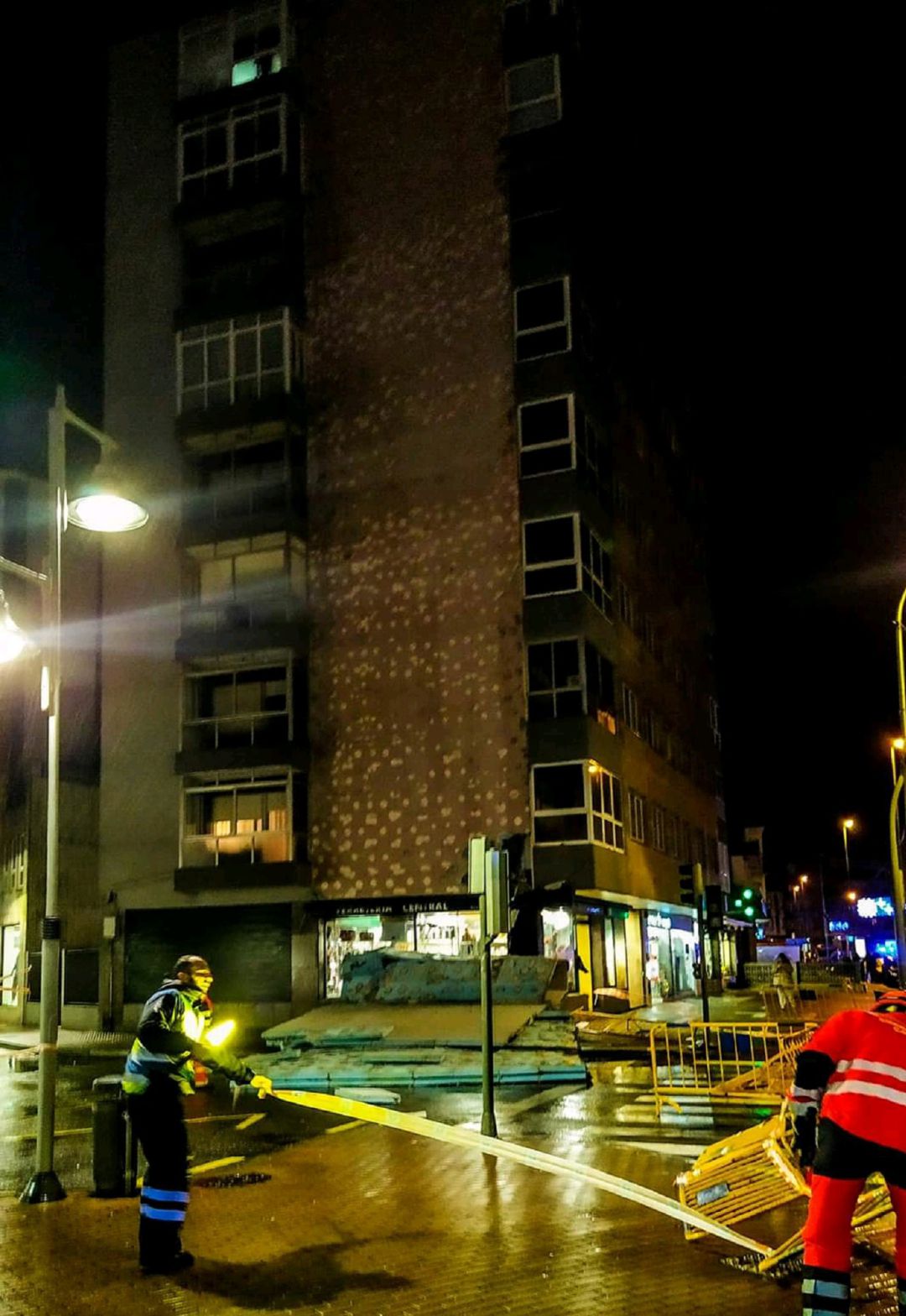 Así ha quedado la fachada de un edificio en Cangas. Así ha quedado la fachada de un edificio en Cangas.