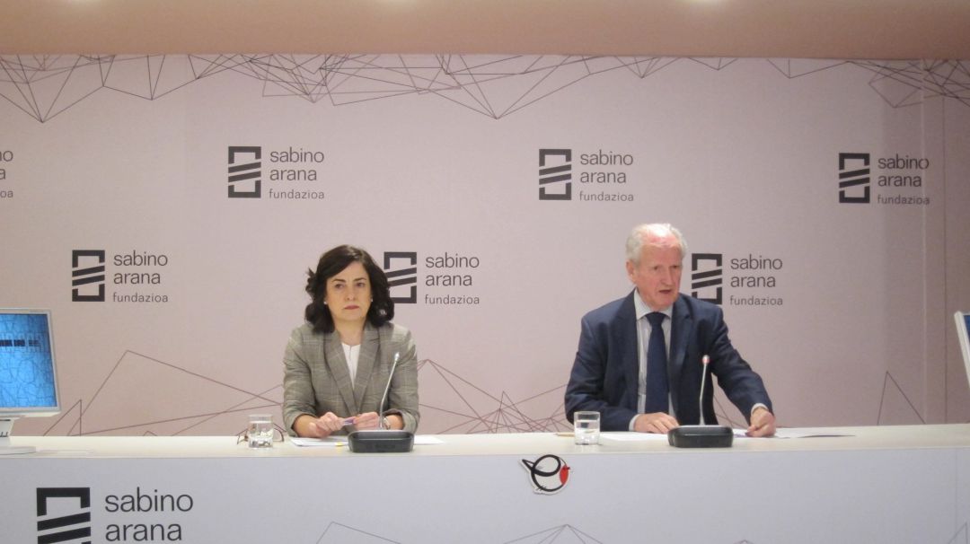 La directora de la Fundación Sabino Arana, Irune Zuluaga, junto a su presidente, Juan María Atutxa
La directora de la Fundación Sabino Arana, Irune Zuluaga, junto a su presidente, Juan María Atutxa