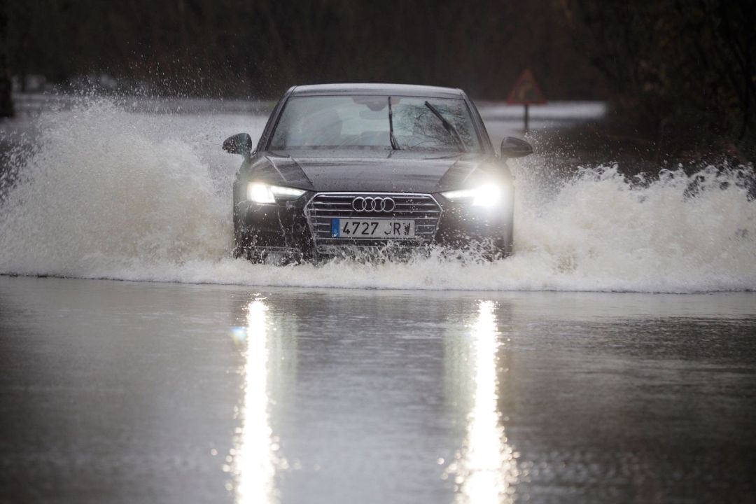 Un coche cruza la carretera LU-P-1701, en Muimenta, Lugo, inundada por el agua de los ríos Pequeño y Miño. Un coche cruza la carretera LU-P-1701, en Muimenta, Lugo, inundada por el agua de los ríos Pequeño y Miño.