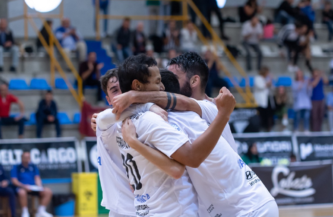 Los jugadores del Santiago celebran uno de los goles marcados por Peerapat esta temporada Los jugadores del Santiago celebran uno de los goles marcados por Peerapat esta temporada
