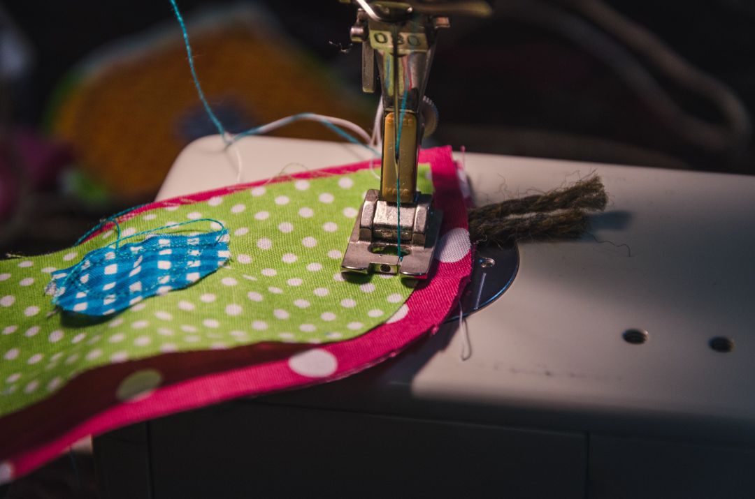 No todo es coser y cantar, pero a Miss Love no le hace falta mucho para lanzarse a ayudar a la gente mayor con una colección de prendas No todo es coser y cantar, pero a Miss Love no le hace falta mucho para lanzarse a ayudar a la gente mayor con una colección de prendas