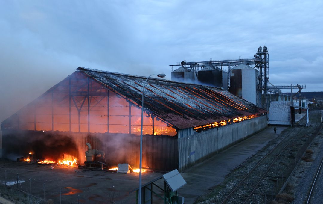 Nuevo incendio en una nave de Tuero en Venta de Baños Nuevo incendio en una nave de Tuero en Venta de Baños