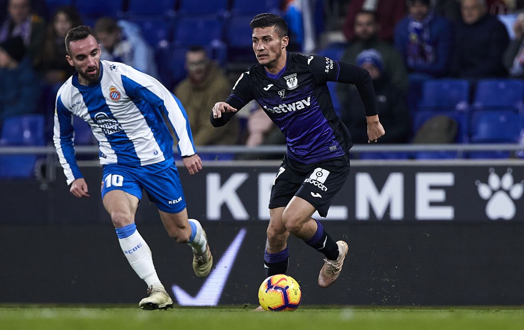 Sergi Darder (RCD Espanyol) y Oscar Rodriguez (CD Leganés) durante el primer partido de este año que enfrentó a ambos conjuntos en Barcelona. La casualidad ha hecho que reediten el duelo en Butarque para cerrar 2019. Sergi Darder (RCD Espanyol) y Oscar Rodriguez (CD Leganés) durante el primer partido de este año que enfrentó a ambos conjuntos en Barcelona. La casualidad ha hecho que reediten el duelo en Butarque para cerrar 2019.