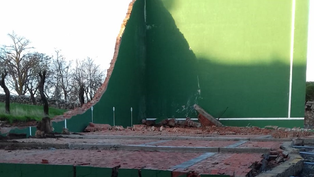 El viento derrumba el frontón de Moradillo y derriba un abeto en Caleruega