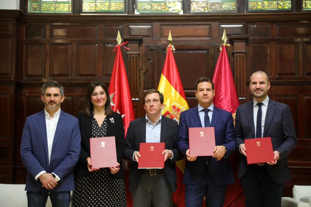 Los cuatro alcaldes y el delegado de Bienestar Social y Familias de Madrid en el acto de la firma Los cuatro alcaldes y el delegado de Bienestar Social y Familias de Madrid en el acto de la firma
