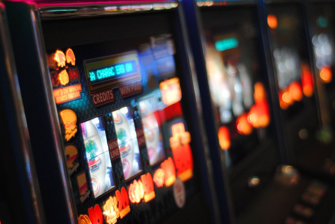 Máquina tragaperras en una sala de juegos. Máquina tragaperras en una sala de juegos.