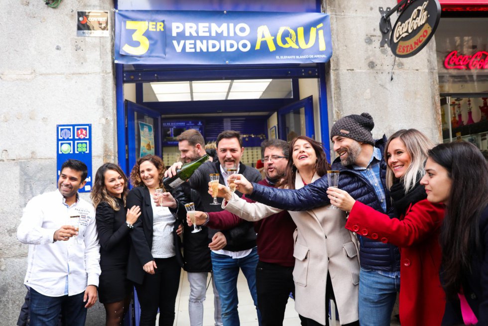 Agraciados por el Tercer Premio del Sorteo Extraordinario de Lotería de Navidad 2019 brindan con champán en la administración situada en la calle Arenal, 16 de Madrid, que ha repartido parte del número 00750 Agraciados por el Tercer Premio del Sorteo Extraordinario de Lotería de Navidad 2019 brindan con champán en la administración situada en la calle Arenal, 16 de Madrid, que ha repartido parte del número 00750