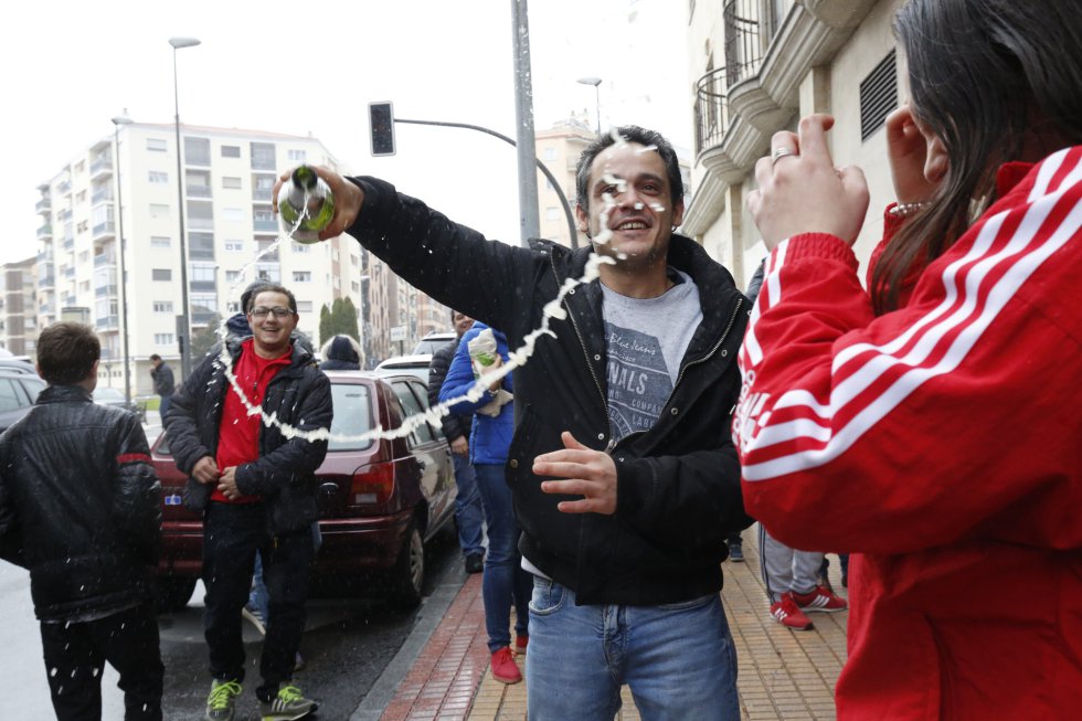 Un hombre celebra con una botella de champán que le ha tocado el Gordo de la Lotería con el nº 26590, frente al gimnasio Seiza 2 donde se repartió el número, en Salamanca Un hombre celebra con una botella de champán que le ha tocado el Gordo de la Lotería con el nº 26590, frente al gimnasio Seiza 2 donde se repartió el número, en Salamanca