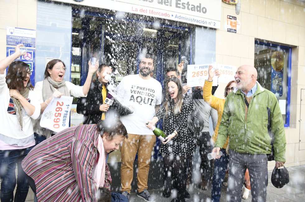Los dueños del estableciento de lotería de San Vicente del Respig (Alicante), donde ha tocado el Gordo de la Lotería con el 26590, celebran que se haya vendido en su establecimiento Los dueños del estableciento de lotería de San Vicente del Respig (Alicante), donde ha tocado el Gordo de la Lotería con el 26590, celebran que se haya vendido en su establecimiento