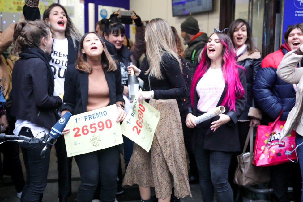 Un grupo de amigas celebra que les ha tocado el Gordo, el cual ha tocado al nº 26590, frente a la famosa administración de 'Doña Manolita' situada en la Calle Carmen, 22 de Madrid Un grupo de amigas celebra que les ha tocado el Gordo, el cual ha tocado al nº 26590, frente a la famosa administración de 'Doña Manolita' situada en la Calle Carmen, 22 de Madrid