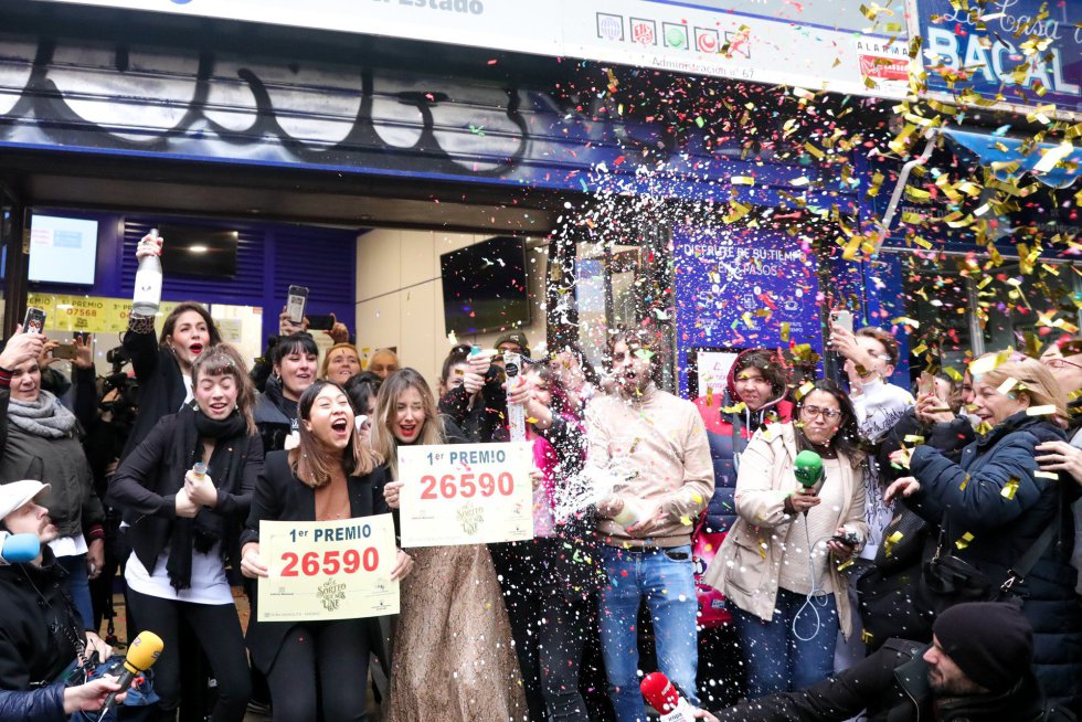 Agraciados por el Premio Gordo del Sorteo Extraordinario de Lotería de Navidad 2019 posan con el número premiado, el 26590, en la famosa administración de 'Doña Manolita' Agraciados por el Premio Gordo del Sorteo Extraordinario de Lotería de Navidad 2019 posan con el número premiado, el 26590, en la famosa administración de 'Doña Manolita'