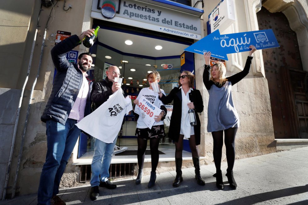 La administración de lotería nº 3 de Alcoy (Alicante) ha repartido 60 millones de euros del 26590, agraciado con el Gordo de navidad La administración de lotería nº 3 de Alcoy (Alicante) ha repartido 60 millones de euros del 26590, agraciado con el Gordo de navidad