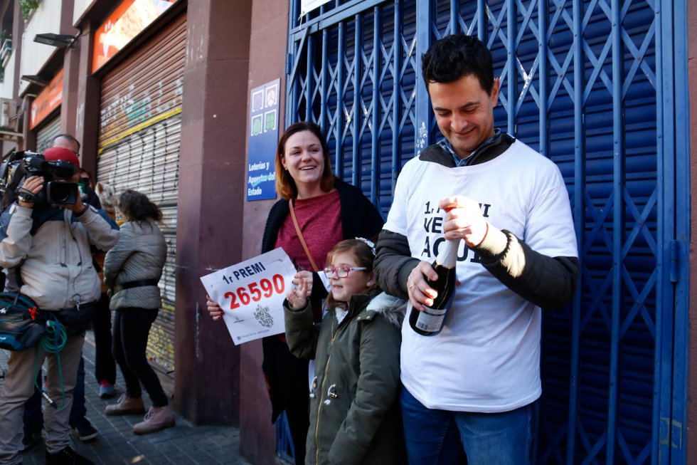 Imagen de Laura con su marido y su hija celebrando haber vendido el primer premio, el 26590, en Barcelona Imagen de Laura con su marido y su hija celebrando haber vendido el primer premio, el 26590, en Barcelona