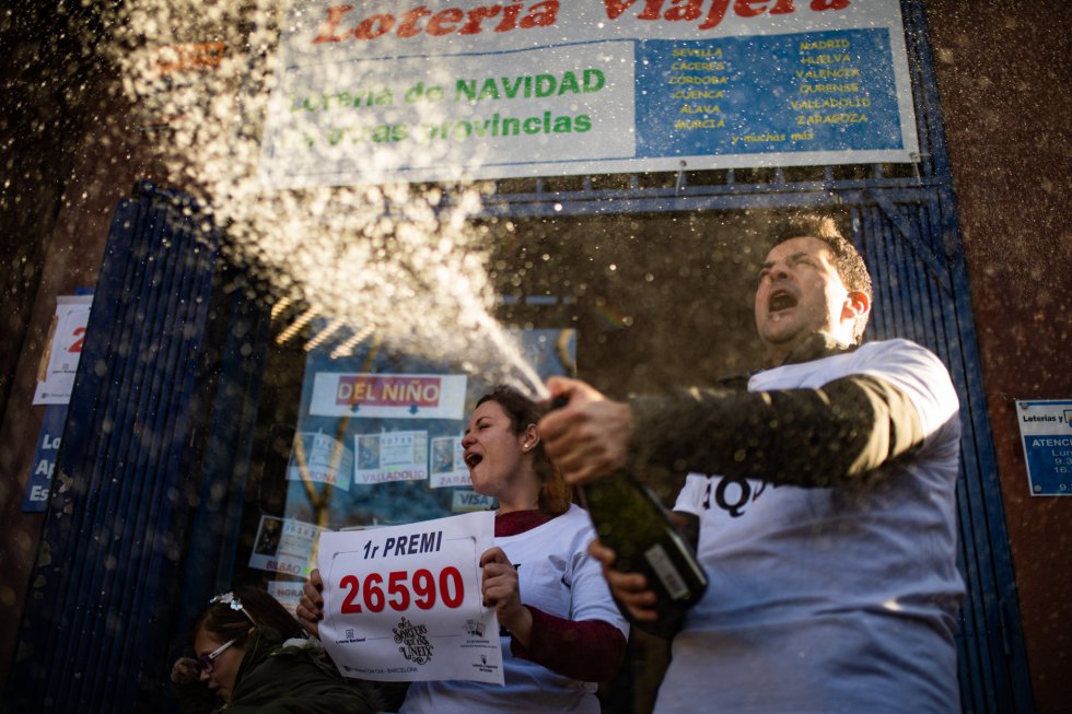 Dos loteros celebran que el décimo premiado con el primer premio de la Lotería de Navidad, el Gordo de la Lotería, el 26590, ha sido vendido en su establecimiento, en Barcelona Dos loteros celebran que el décimo premiado con el primer premio de la Lotería de Navidad, el Gordo de la Lotería, el 26590, ha sido vendido en su establecimiento, en Barcelona