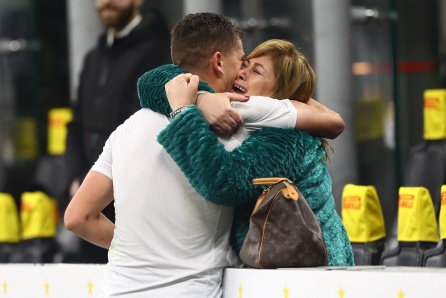 Sebastiano Esposito se abraza a su madre tras el partido Sebastiano Esposito se abraza a su madre tras el partido