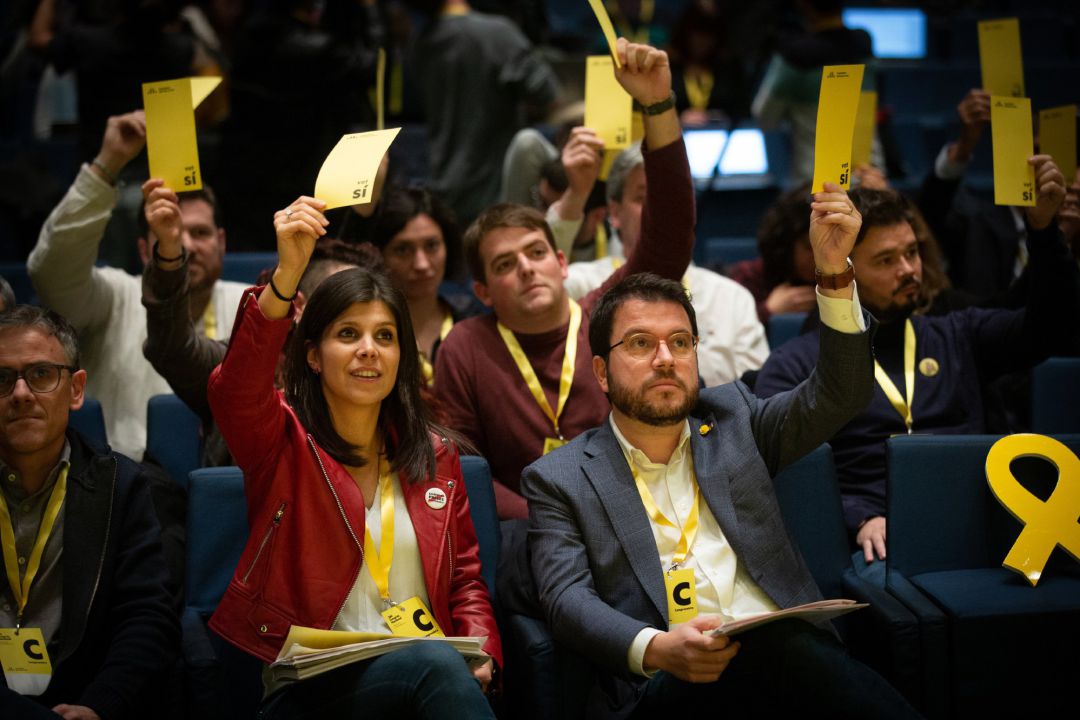 Marta Vilalta y Pere Aragonès durante las votaciones en el Congrés Nacional de ERC del 21 de diciembre de 2019. Marta Vilalta y Pere Aragonès durante las votaciones en el Congrés Nacional de ERC del 21 de diciembre de 2019.