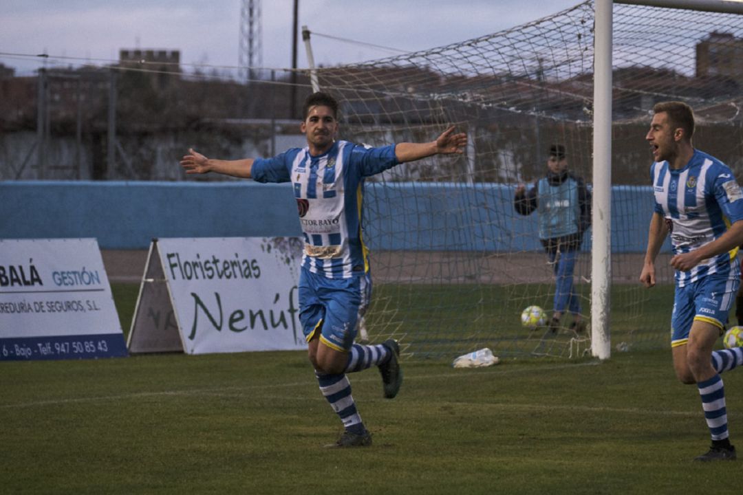 Adeva celebra el 1-0 ante la mirada de Diego Rubio Adeva celebra el 1-0 ante la mirada de Diego Rubio