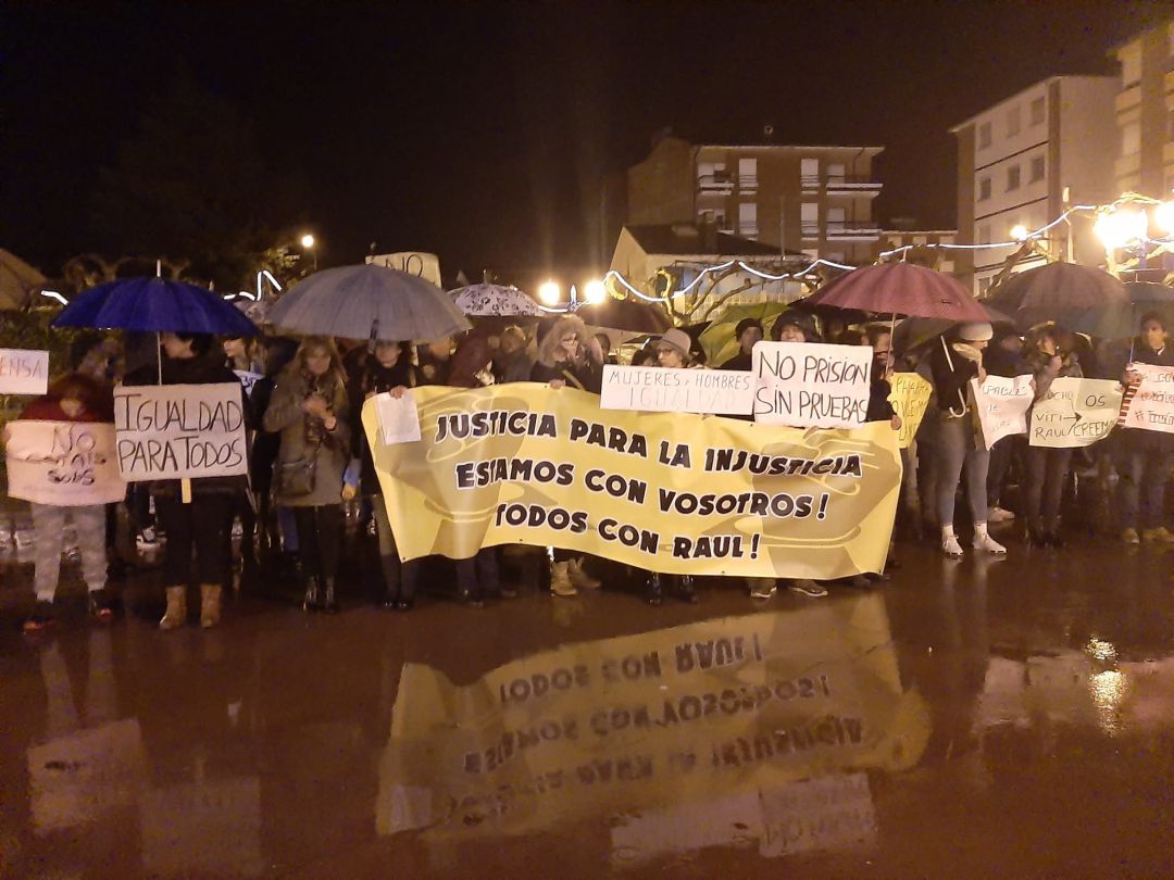 Un centenar de personas protestan en Bembibre contra la sentencia del caso Arandina Un centenar de personas protestan en Bembibre contra la sentencia del caso Arandina