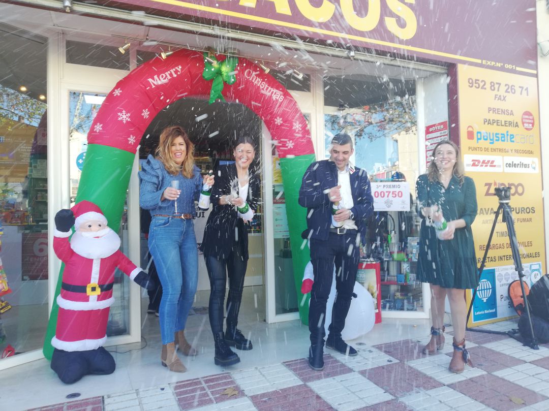 Los responsables de este punto de venta de Loterías y Apuestas del Estado celebran los premios repartidos Los responsables de este punto de venta de Loterías y Apuestas del Estado celebran los premios repartidos