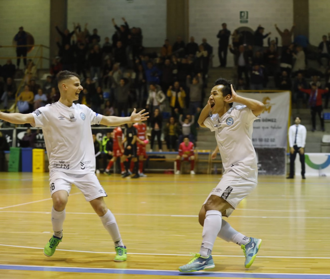 Peraapat, autor del gol, celebra el tanto en la pista junto a Isma Peraapat, autor del gol, celebra el tanto en la pista junto a Isma