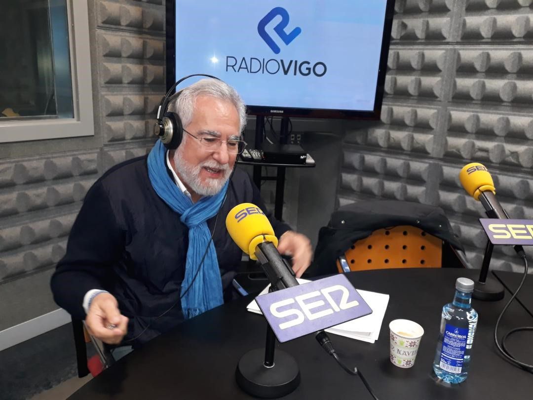 Miguel Santalices, durante la entrevista, en los estudios de Radio Vigo Miguel Santalices, durante la entrevista, en los estudios de Radio Vigo