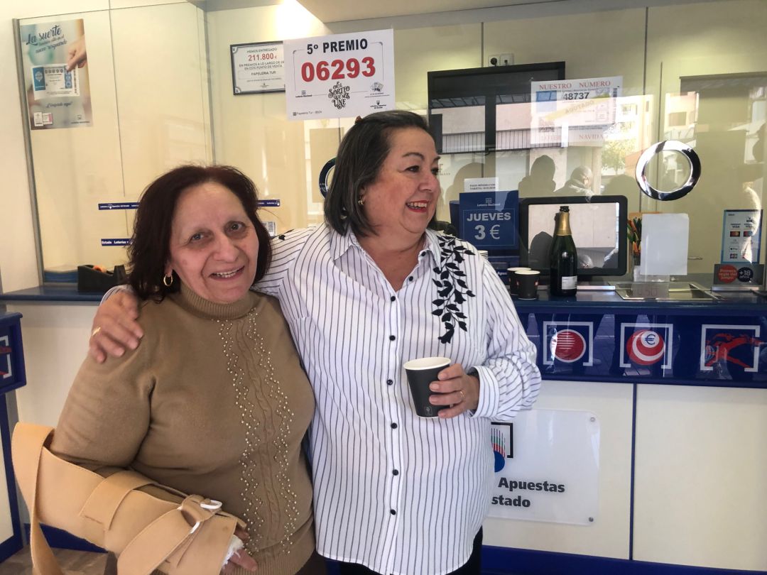La lotera y una de las agraciadas brindan tras conocer que tienen un quinto premio La lotera y una de las agraciadas brindan tras conocer que tienen un quinto premio