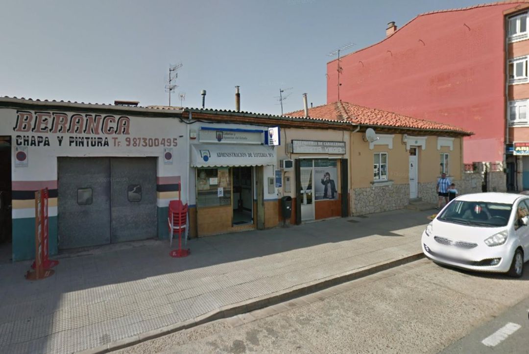 Estanco de La Virgen del Camino donde se ha repartido una serie de un quinto premio Estanco de La Virgen del Camino donde se ha repartido una serie de un quinto premio