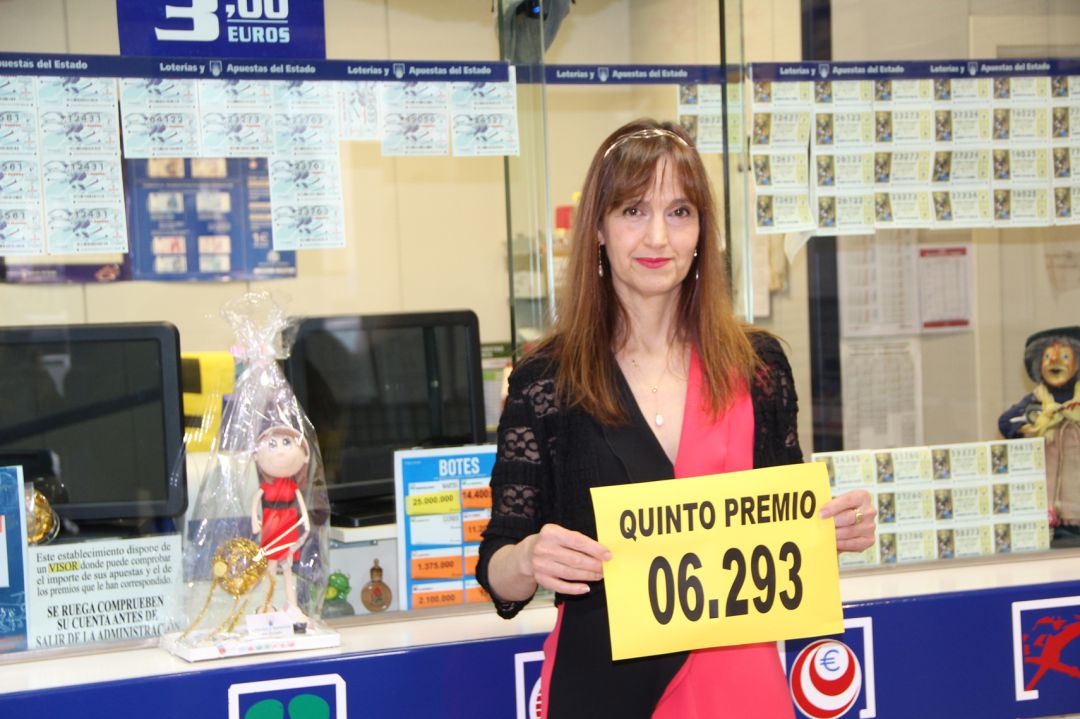 Mercedes Senovilla muestra el número del quinto premio con el que ha repartido 6.000 euros Mercedes Senovilla muestra el número del quinto premio con el que ha repartido 6.000 euros