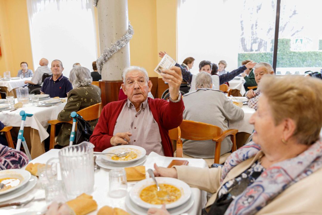 Los pensionistas de la residencia geriátrica San Fernando, en el Real Sitio de San Ildefonso-La Granja, donde se han repartido 4,5 millones de euros del sexto quinto premio, vendido en Segovia celebran su suerte. Los pensionistas de la residencia geriátrica San Fernando, en el Real Sitio de San Ildefonso-La Granja, donde se han repartido 4,5 millones de euros del sexto quinto premio, vendido en Segovia celebran su suerte.
